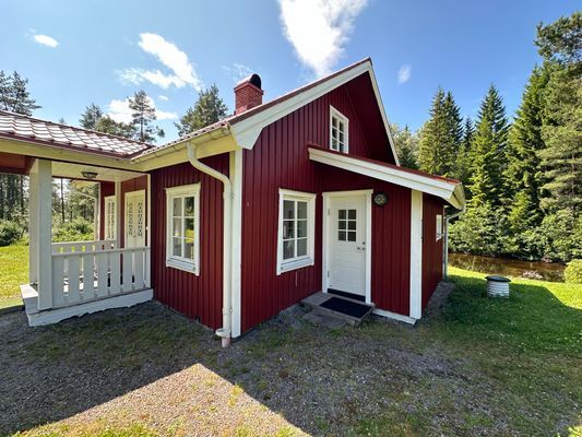 Hyr denna stuga i  på 50 m². 4 sängplatser. 9 380 - 10 150 kr per vecka. Se bilder och tillgänglighet här.