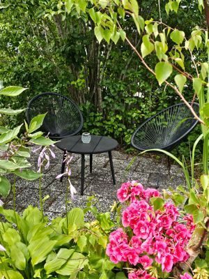 Bersån med insynsskydd mot gatan