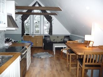Hyr denna stuga i  på 41 m². 3 sängplatser. 4 000 - 4 500 kr per vecka. Se bilder och tillgänglighet här.