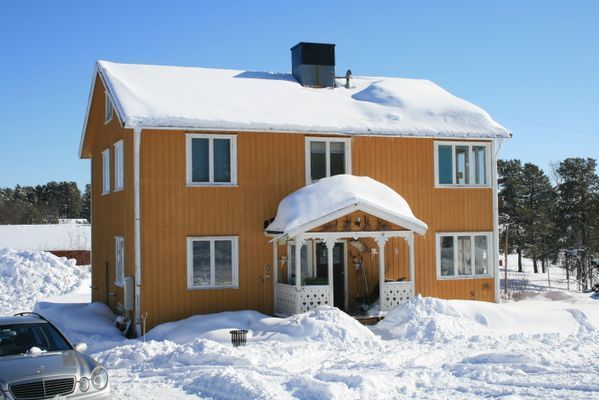Hyr denna stuga i Arjeplog på 100 m². 7 sängplatser. 1 450 - 1 750 kr per dag. Se bilder och tillgänglighet här.