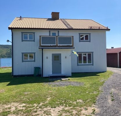 Hyr denna stuga i  på 200 m². 4 sängplatser. Från 1 400 kr per dag. Se bilder och tillgänglighet här.