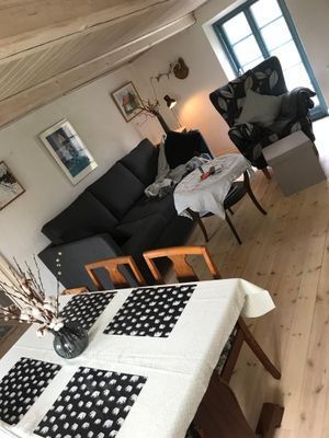 Hyr denna stuga i  på 65 m². 4-6 sängplatser. 3 500 - 4 400 kr per vecka. Se bilder och tillgänglighet här.