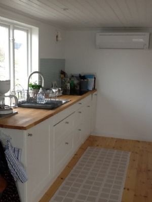 Hyr denna stuga i Hälsö på 30 m². 2-4 sängplatser. 5 000 - 6 400 kr per vecka. Se bilder och tillgänglighet här.