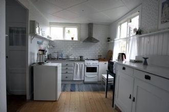 Bild 4 på Röd liten stuga 300 m till badstrand vid havet.