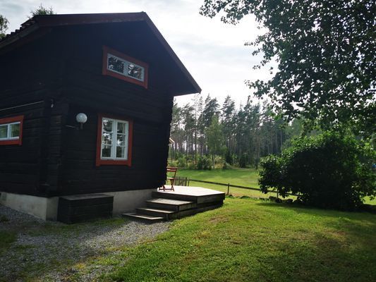Hyr denna stuga i Gnesta på 45 m². 2 sängplatser. Från 4 500 kr per vecka. Se bilder och tillgänglighet här.
