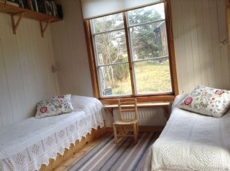 Hyr denna stuga i Fårö på 32 m². 4 sängplatser. 6 200 - 6 800 kr per vecka. Se bilder och tillgänglighet här.