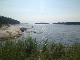 Rymligt skärgådshus med panoramautsikt över havet
