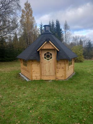 Hyr denna stuga i  på 90 m². 6-7 sängplatser. 6 400 - 7 900 kr per vecka. Se bilder och tillgänglighet här.