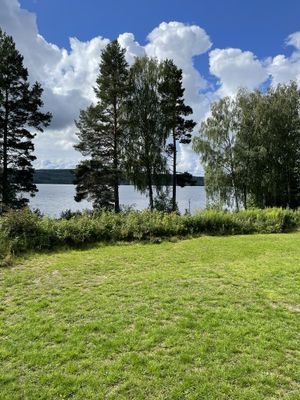 Stuga vid vattnet i Sjörgrå