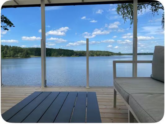 Hyr denna stuga i Söderköping på 84 m². 6 sängplatser. 2 500 - 3 500 kr per dag. Se bilder och tillgänglighet här.