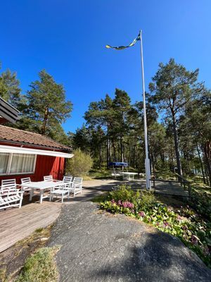 Hyr denna stuga i Sollenkroka på 120 m². 5 sängplatser. Från 12 900 kr per vecka. Se bilder och tillgänglighet här.