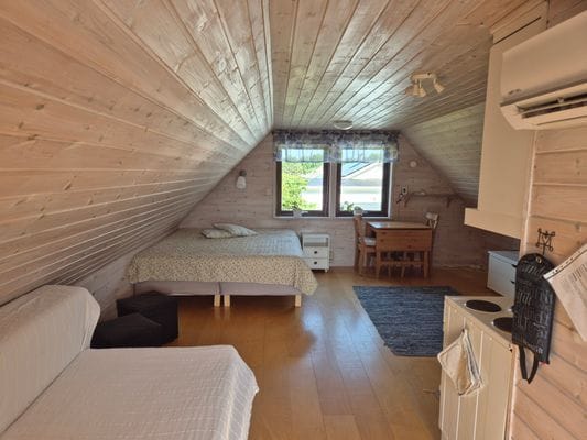 Hyr denna stuga i  på 30 m². 4 sängplatser. 3 300 - 4 900 kr per vecka. Se bilder och tillgänglighet här.