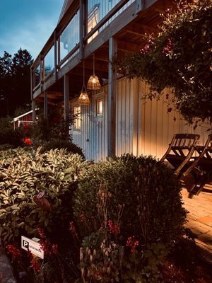 Hyr denna stuga i Fjällbacka på 49 m². 3-4 sängplatser. 1 250 - 1 400 kr per dag. Se bilder och tillgänglighet här.