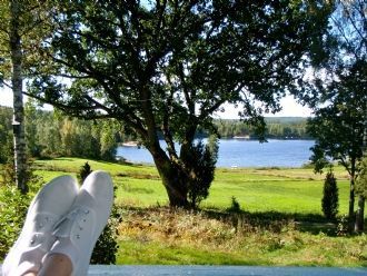 Sjöutsikt och skogspromenader i välutrustad stuga