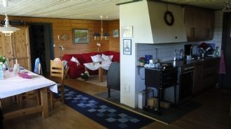 Hyr denna stuga i  på 80 m². 4-6 sängplatser. Från 7 500 kr per vecka. Se bilder och tillgänglighet här.