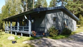 Sjöutsikt och skogspromenader i välutrustad stuga