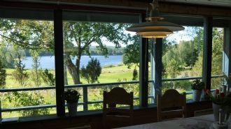 Bild 3 på Sjöutsikt och skogspromenader i välutrustad stuga