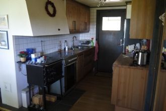 Sjöutsikt och skogspromenader i välutrustad stuga - Bild 6