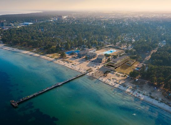 100 meter till Täppetstranden i Åhus som är en av de populäraste stränderna längs Skånes östkust. Den breda, finkorniga och långgrunda stranden lockar mängder av besökare varje år.