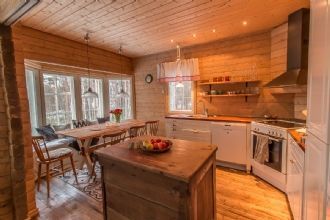 Hyr denna stuga i  på 150 m². 10-12 sängplatser. 3 900 - 7 900 kr per vecka. Se bilder och tillgänglighet här.