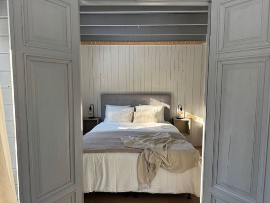 Hyr denna stuga i  på 40 m². 2 sängplatser. Från 11 000 kr per vecka. Se bilder och tillgänglighet här.