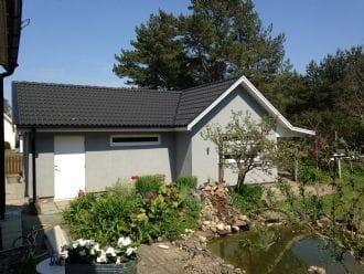 Hyr denna stuga i  på 50 m². 2-5 sängplatser. 5 500 - 8 500 kr per vecka. Se bilder och tillgänglighet här.