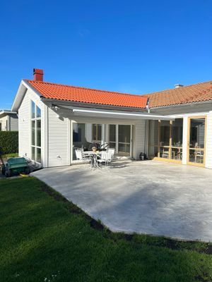 Hyr denna stuga i Kalmar på 150 m². 4-8 sängplatser. Från 32 500 kr per vecka. Se bilder och tillgänglighet här.