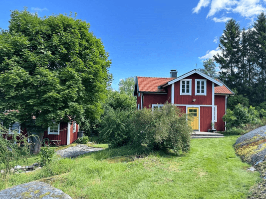 Hyr denna stuga i Grisslehamn på 70 m². 5 sängplatser. Från 9 500 kr per vecka. Se bilder och tillgänglighet här.