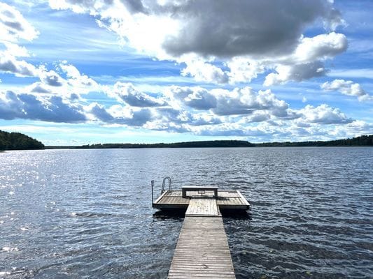 Mälarnära och rofylld stuga Skoklosterhalvön