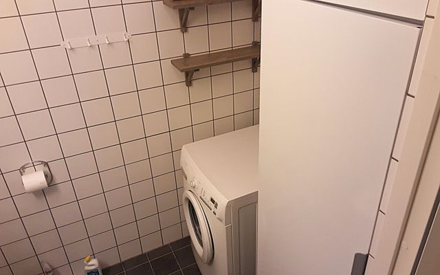 Toalett med tvättmaskin & Torkskåp