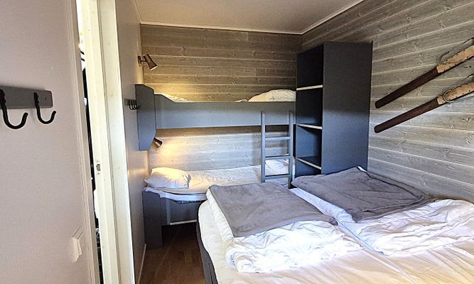 Sovrum 1 - Ett nyrenoverat familjerum med dubbelsäng ( 160 cm bred ) och en kompletterande våningssäng.