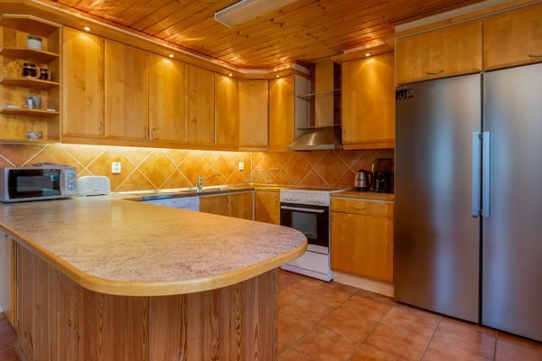 Hyr denna stuga i Böda på 130 m². 10 sängplatser. Från 20 700 kr per vecka. Se bilder och tillgänglighet här.