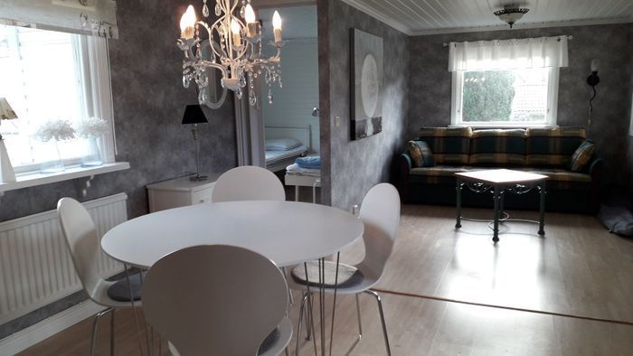 Hyr denna stuga i Mellbystrand på 50 m². 2-4 sängplatser. 6 000 - 6 800 kr per vecka. Se bilder och tillgänglighet här.