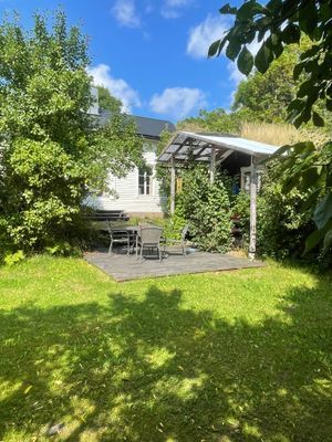 Hyr denna stuga i Grisslehamn på 90 m². 6 sängplatser. 5 600 - 6 900 kr per vecka. Se bilder och tillgänglighet här.