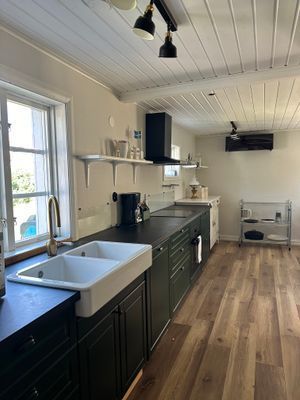 Hyr denna stuga i  på 95 m². 4 sängplatser. Från 7 000 kr per vecka. Se bilder och tillgänglighet här.