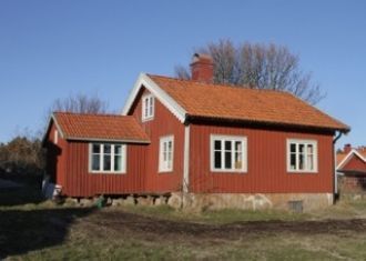 Hyr denna stuga i Rossö på 60 m². 4-6 sängplatser. 7 000 - 10 000 kr per vecka. Se bilder och tillgänglighet här.