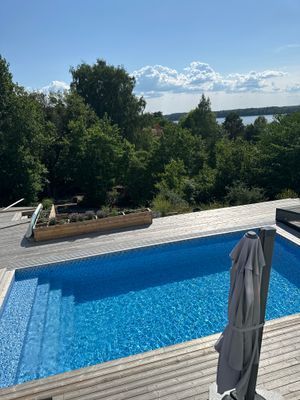 Hyr denna stuga i  på 178 m². 6 sängplatser. Från 15 000 kr per vecka. Se bilder och tillgänglighet här.