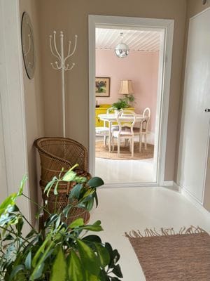 Mysigt hus i kyrkby nära Vänern - Bild 75