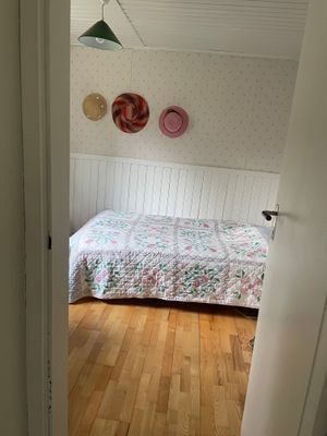 Större sovrummet i största stugan.