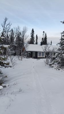 Hyr denna stuga i Snasahögarna på 89 m². 8-10 sängplatser. 4 500 - 8 500 kr per vecka. Se bilder och tillgänglighet här.