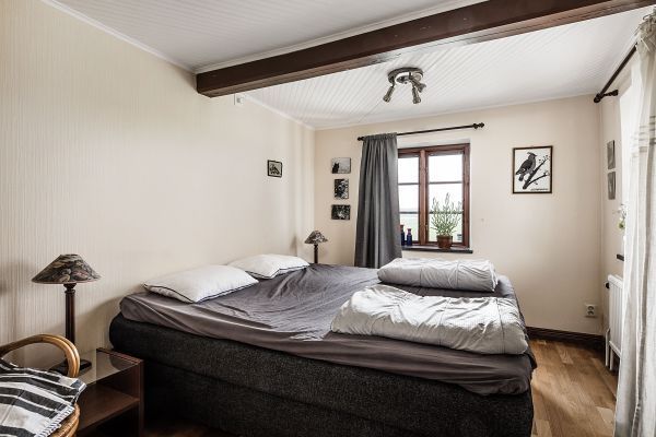 Kringbyggd korsvirkesgård nära havet - Bild 13