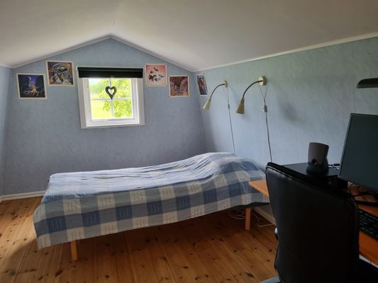 Sovrum 2 med 2 enkelsängar och skrivbord.