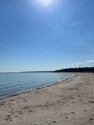 Hyr denna stuga i Katthammarsvik på 85 m². 6 sängplatser. 10 000 - 15 000 kr per vecka. Se bilder och tillgänglighet här.