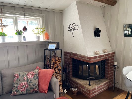 Hyr denna stuga i  på 44 m². 2 sängplatser. Från 7 000 kr per vecka. Se bilder och tillgänglighet här.