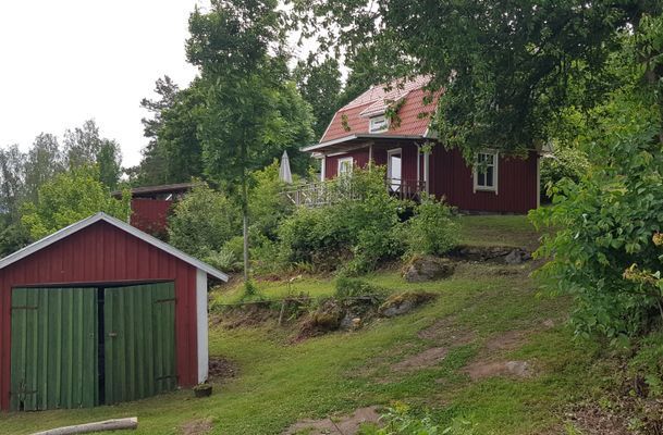 Stuga Hagen från nordöst, med parkeringen