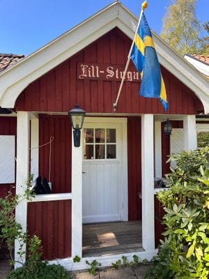 Mysig röd stuga vid havet, 10 min från Båstad
