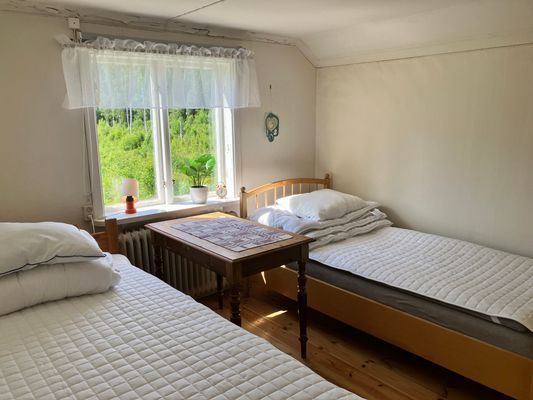 Övervåningen: Västra rummet nr. 2. Mörkläggnings gardin