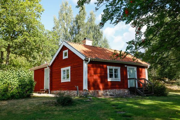 Hyr denna stuga i  på 65 m². 4-6 sängplatser. 3 600 - 4 900 kr per vecka. Se bilder och tillgänglighet här.
