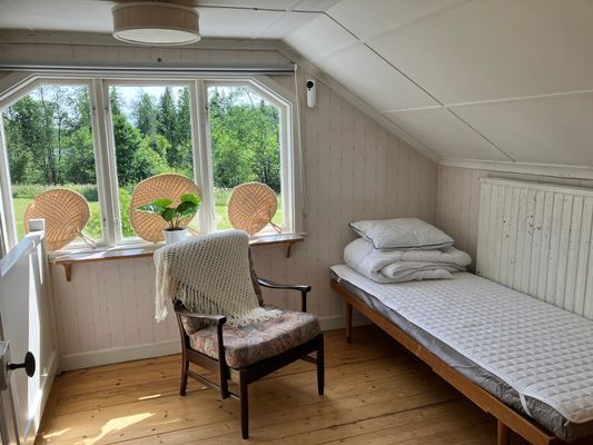 Övervåning söderläge. Mörkläggnings gardin.