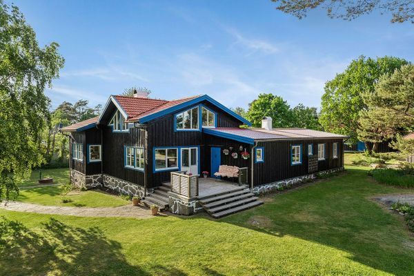 Underbar kustidyll vid havet med unik trädgård
